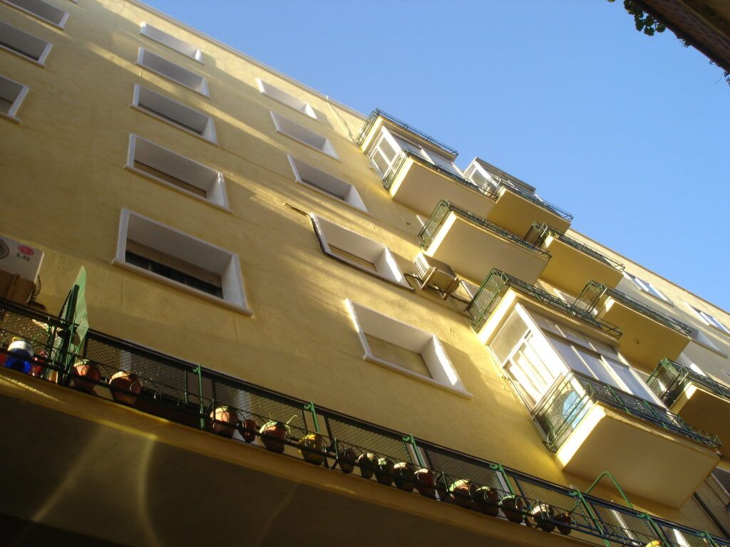 trabajos de rehabilitacion en fachada de edificio